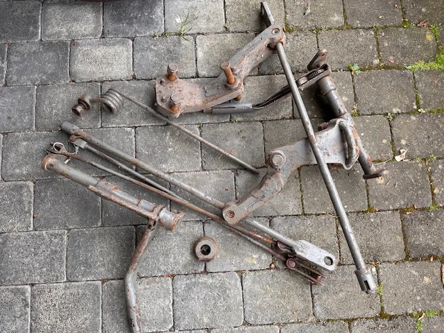 Lifting rods and handbrake mechanism (MF 148) — photo 1